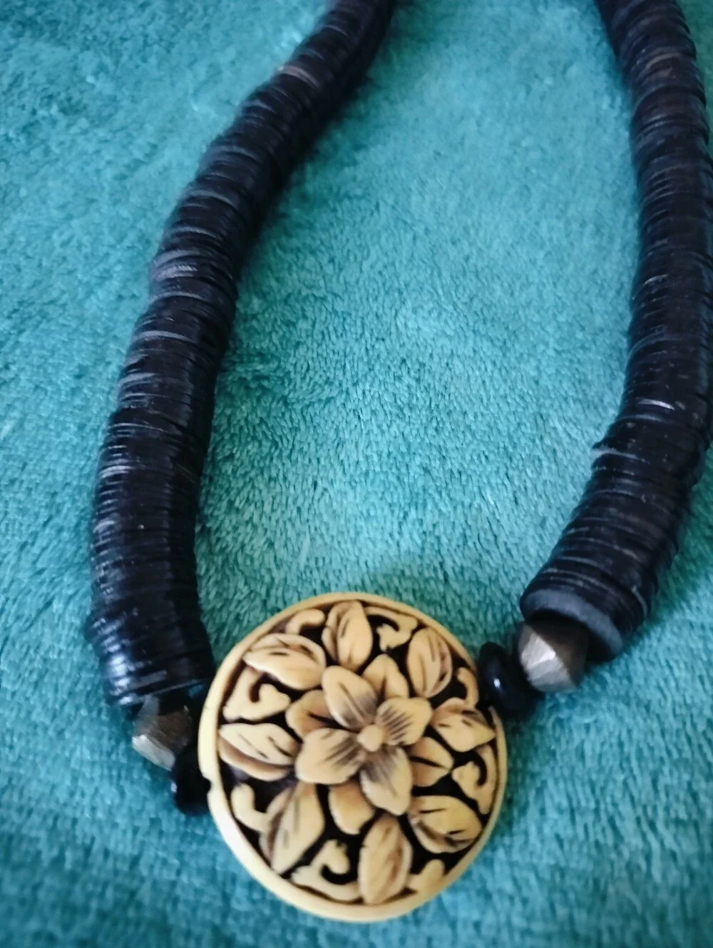 Vntg Carved Floral Medallion Coconut Shell Disc Heishi Beads Barrel Clasp Choker